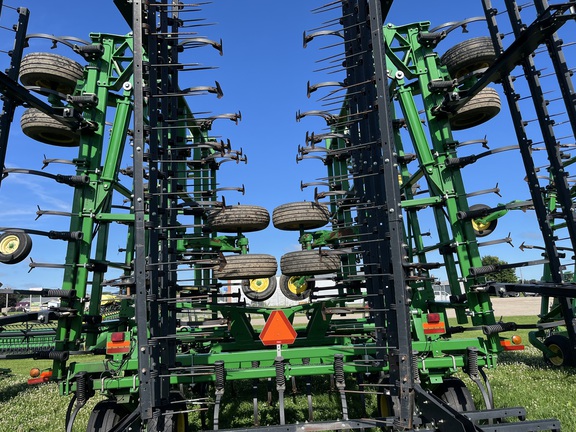 2015 John Deere 2210 Field Cultivator