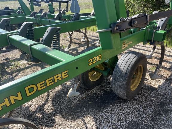 2011 John Deere 2210 Field Cultivator