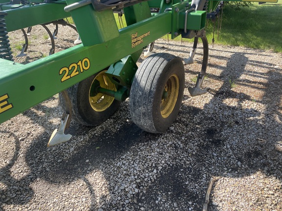 2011 John Deere 2210 Field Cultivator