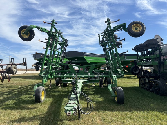 2011 John Deere 2210 Field Cultivator