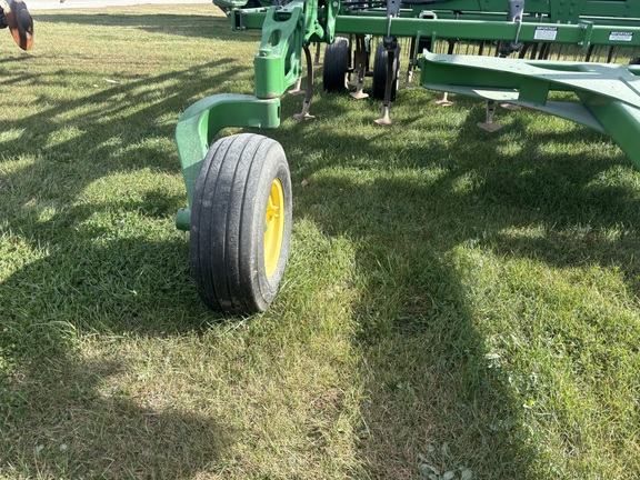 2011 John Deere 2210 Field Cultivator