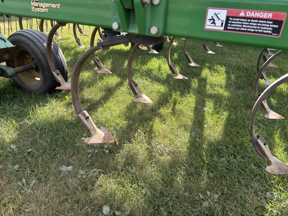 2011 John Deere 2210 Field Cultivator