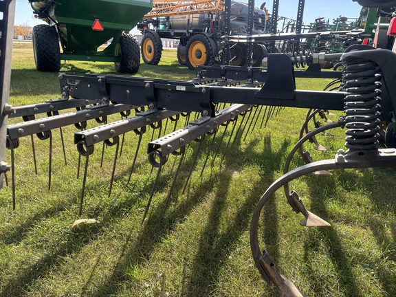 2011 John Deere 2210 Field Cultivator