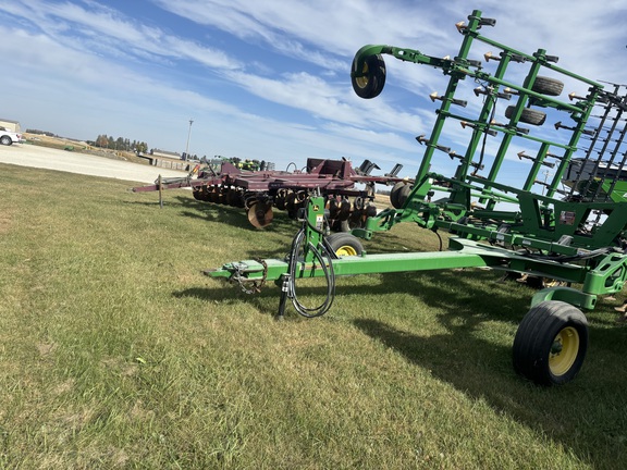 2011 John Deere 2210 Field Cultivator