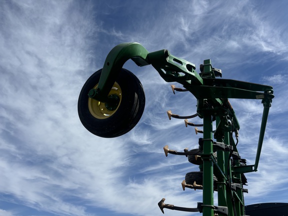 2011 John Deere 2210 Field Cultivator