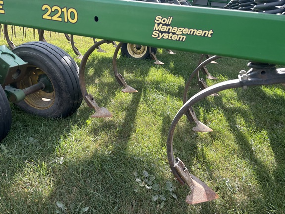 2011 John Deere 2210 Field Cultivator