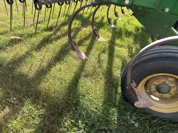 2011 John Deere 2210 Field Cultivator