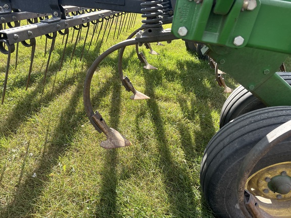 2011 John Deere 2210 Field Cultivator