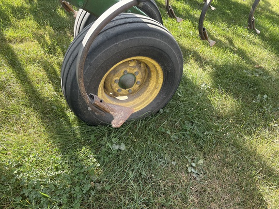 2011 John Deere 2210 Field Cultivator