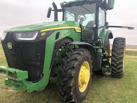 2022 John Deere 8R 250 Tractor