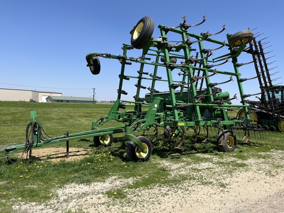 2003 John Deere 2200 Field Cultivator