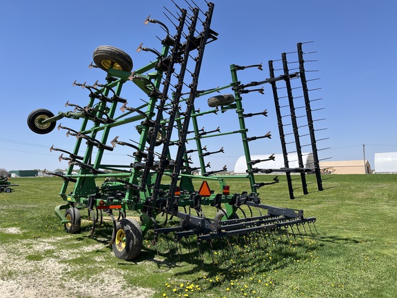 2003 John Deere 2200 Field Cultivator
