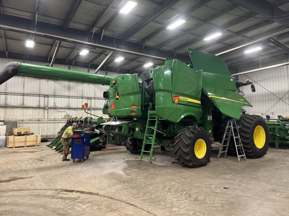 2015 John Deere S680 Combine