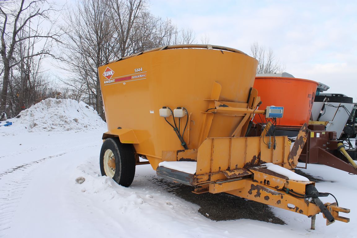 2011 Knight 5144T Vertical Feed Mixer