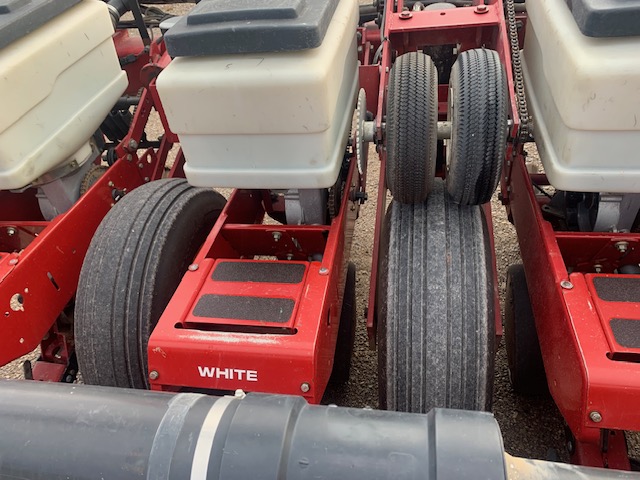 White 6200 Planter