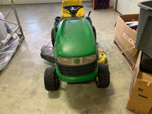 John Deere LA105 Lawn Tractor