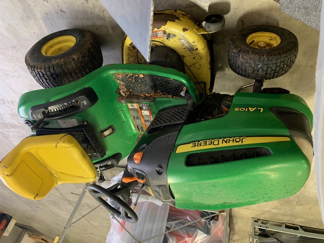 John Deere LA105 Lawn Tractor