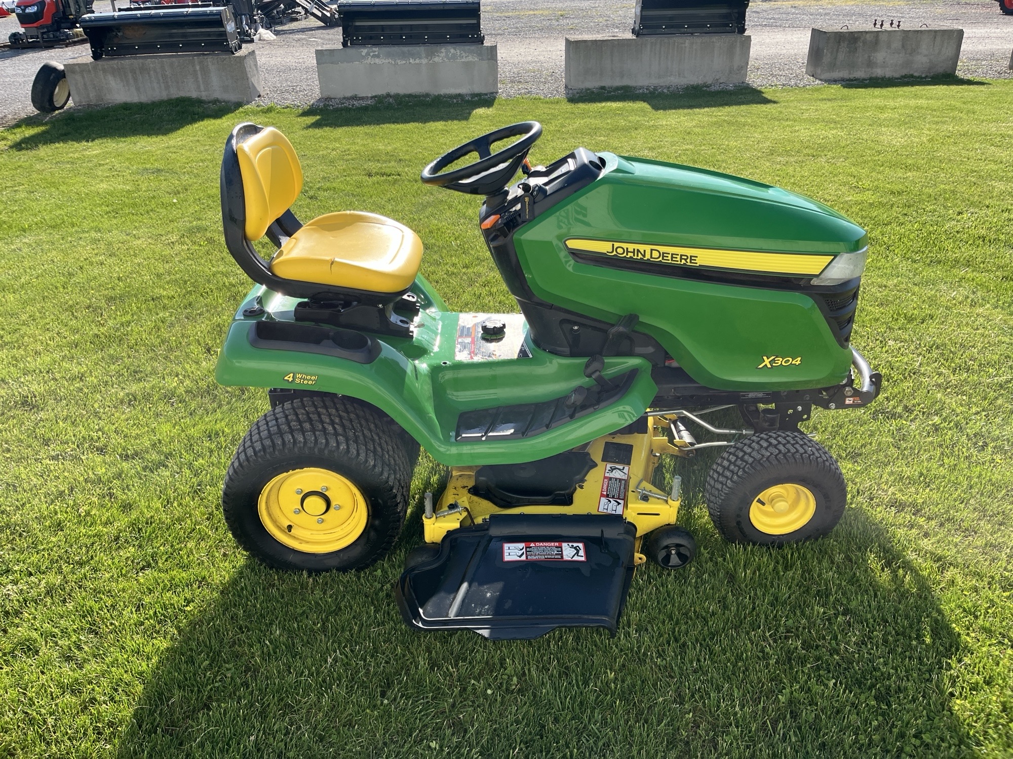 2015 John Deere X300 Lawn Tractor