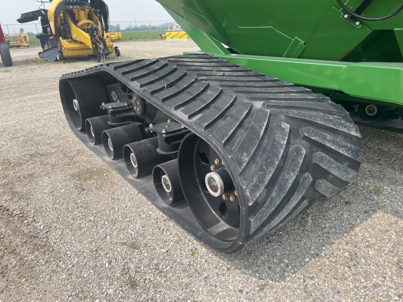 2025 J&M 1112-20T Grain Cart