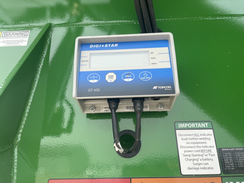 2025 J&M 1112-20T Grain Cart