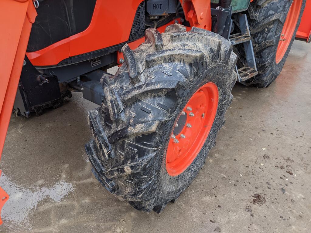 Kubota M7060D Tractor Loader