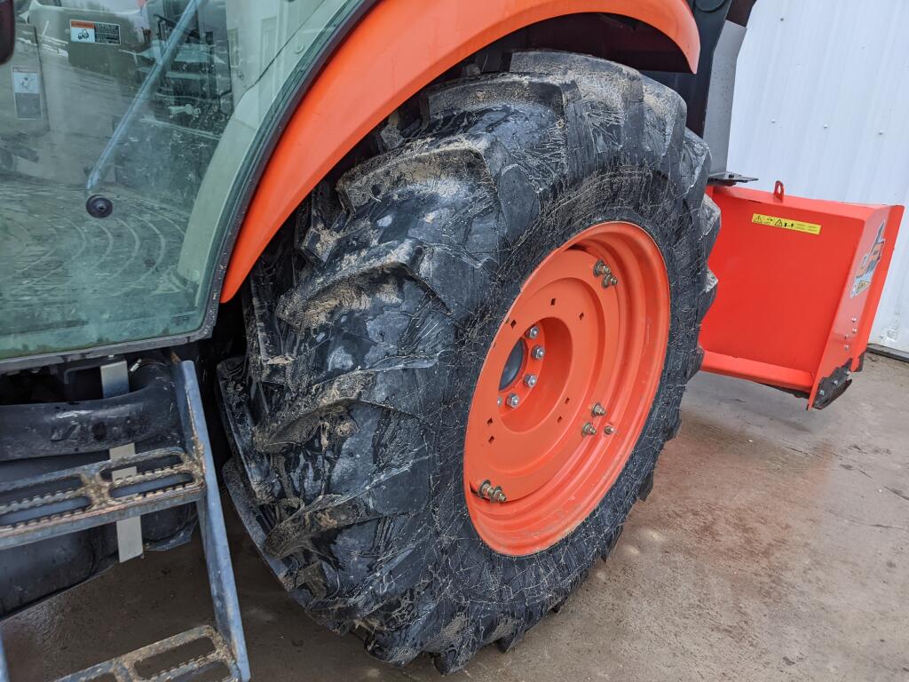 Kubota M7060D Tractor Loader