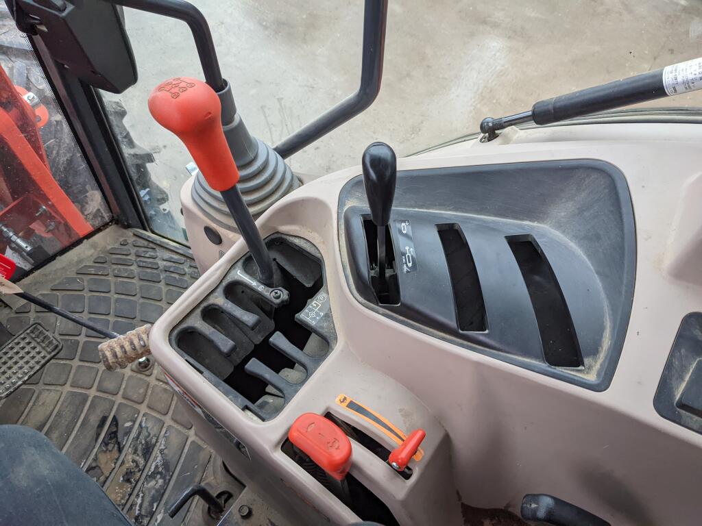 Kubota M7060D Tractor Loader