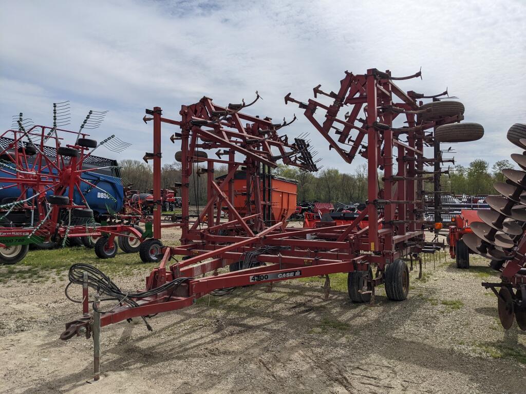 Case IH 4300 Field Cultivator