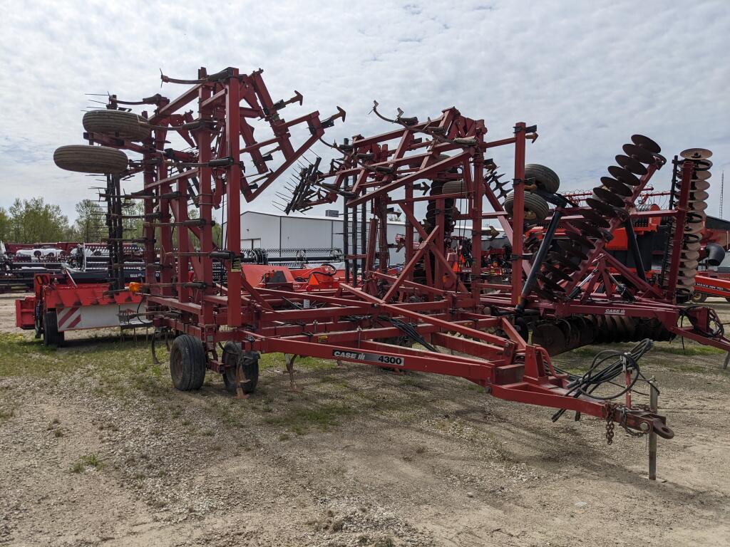 Case IH 4300 Field Cultivator