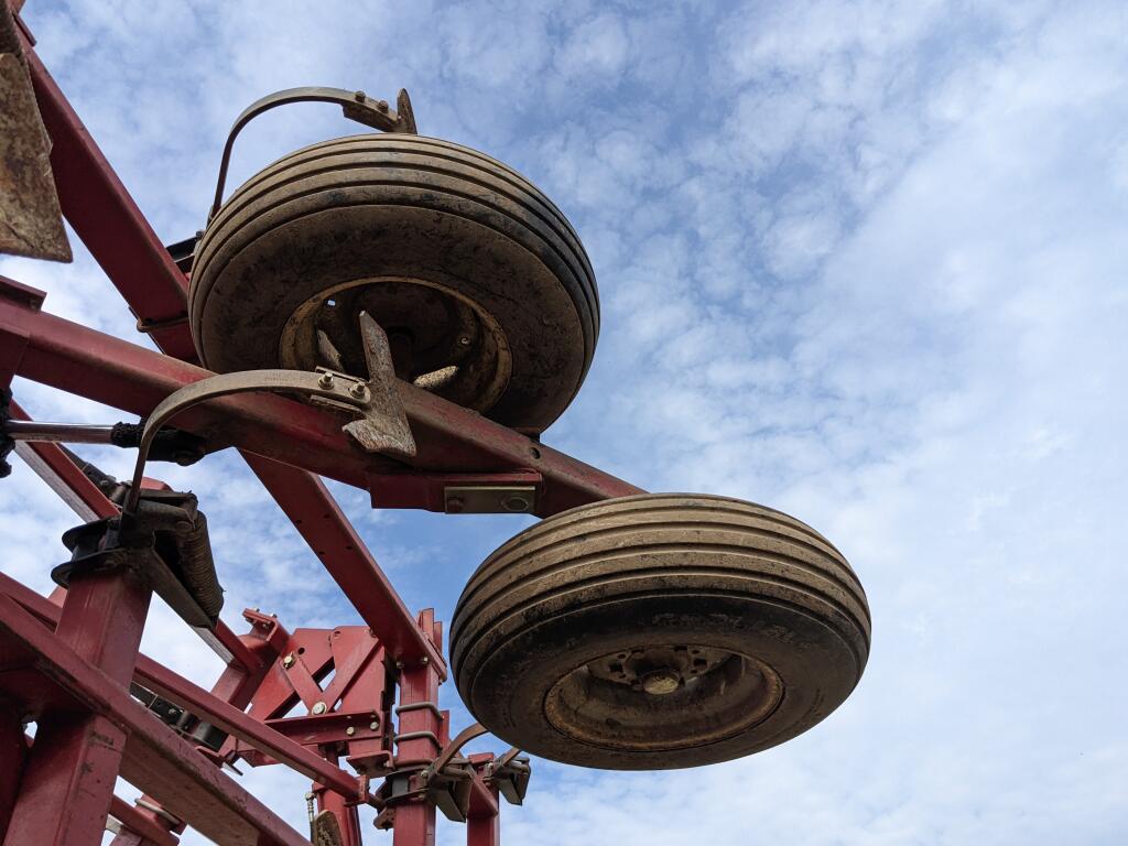 Case IH 4300 Field Cultivator