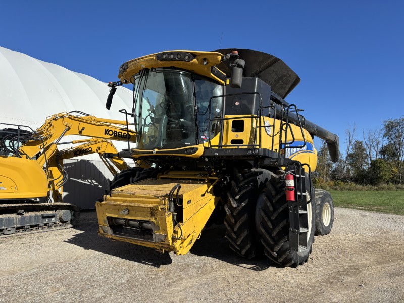2016 New Holland CR8.90 Combine