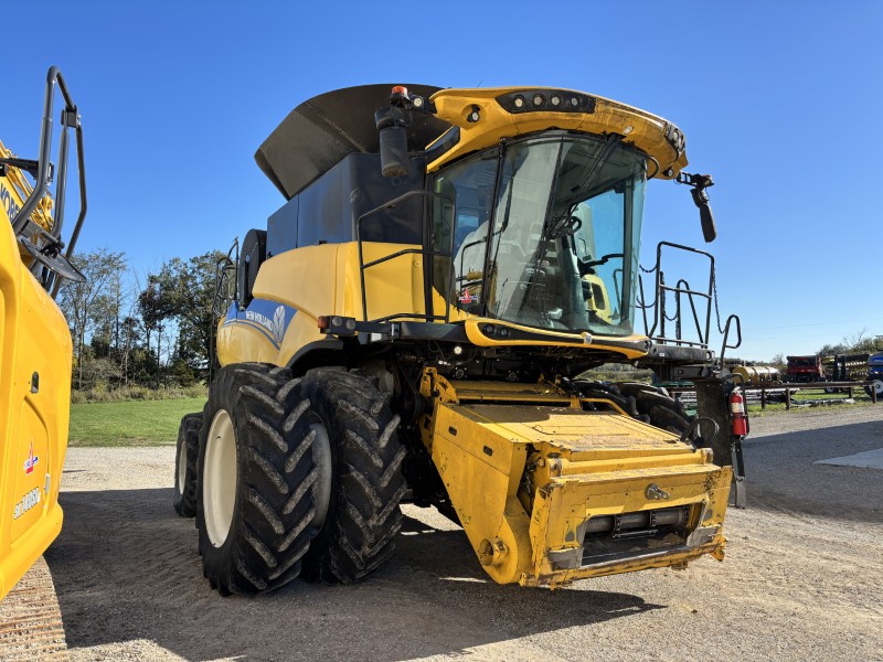 2016 New Holland CR8.90 Combine