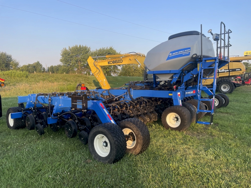 2023 New Holland P2185 30' Air Drill