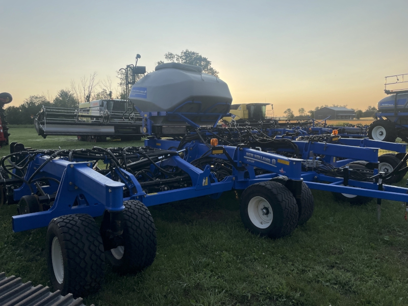 2023 New Holland P2185 30' Air Drill