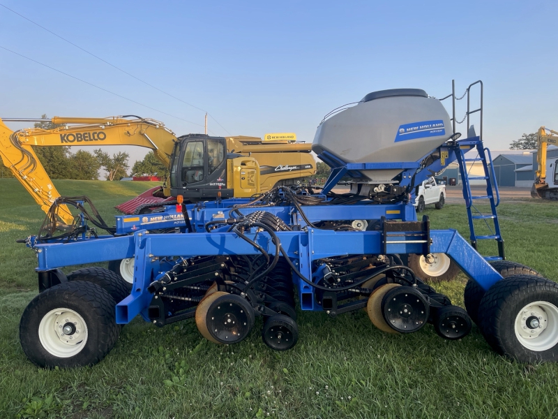 2023 New Holland P2185 30' Air Drill