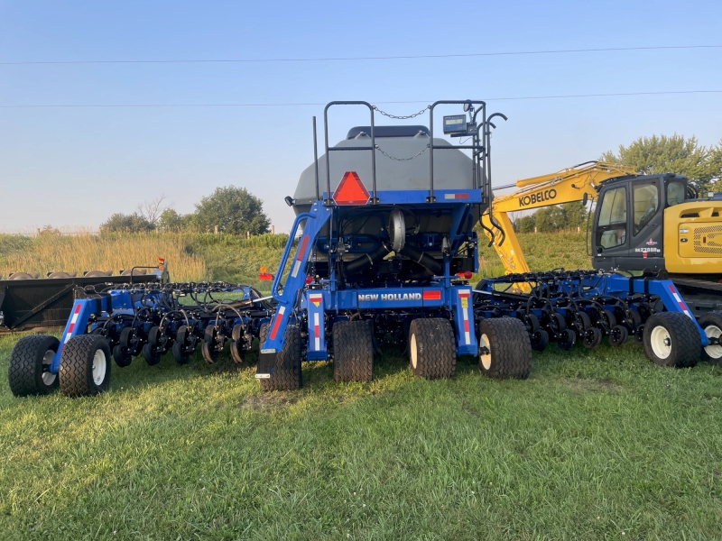 2023 New Holland P2185 30' Air Drill