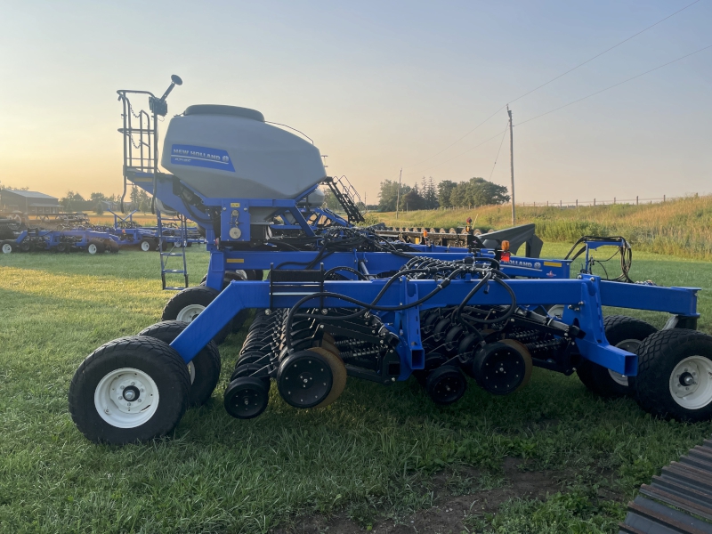 2023 New Holland P2185 30' Air Drill