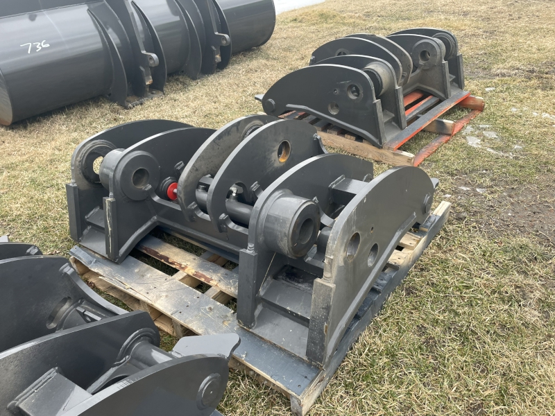 2024 Case 821G COUPLER Attachments