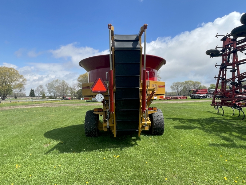 2025 Haybuster H-1135 Tub Grinder