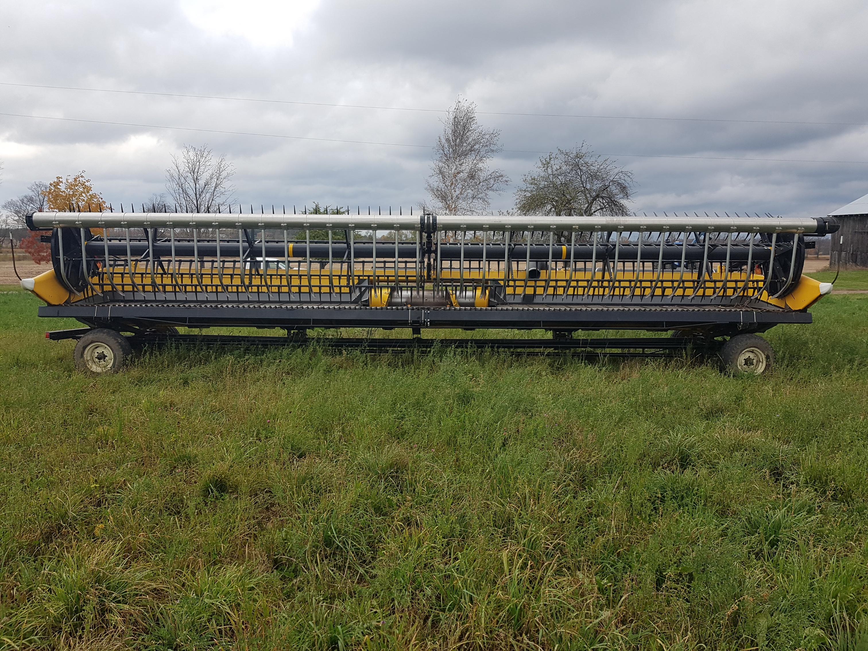 2014 New Holland 880CF-35 Header Combine