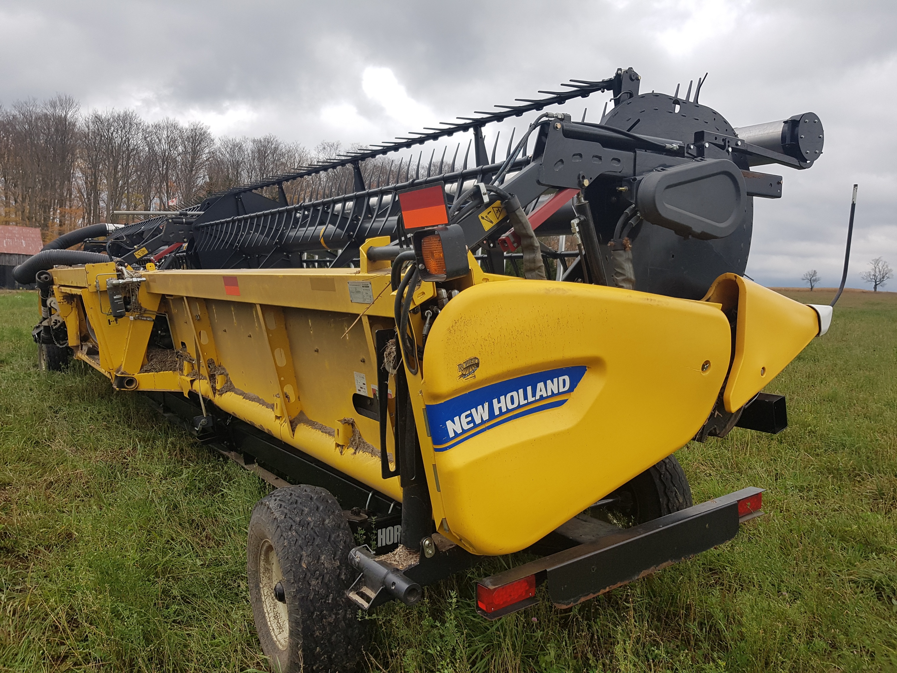 2014 New Holland 880CF-35 Header Combine