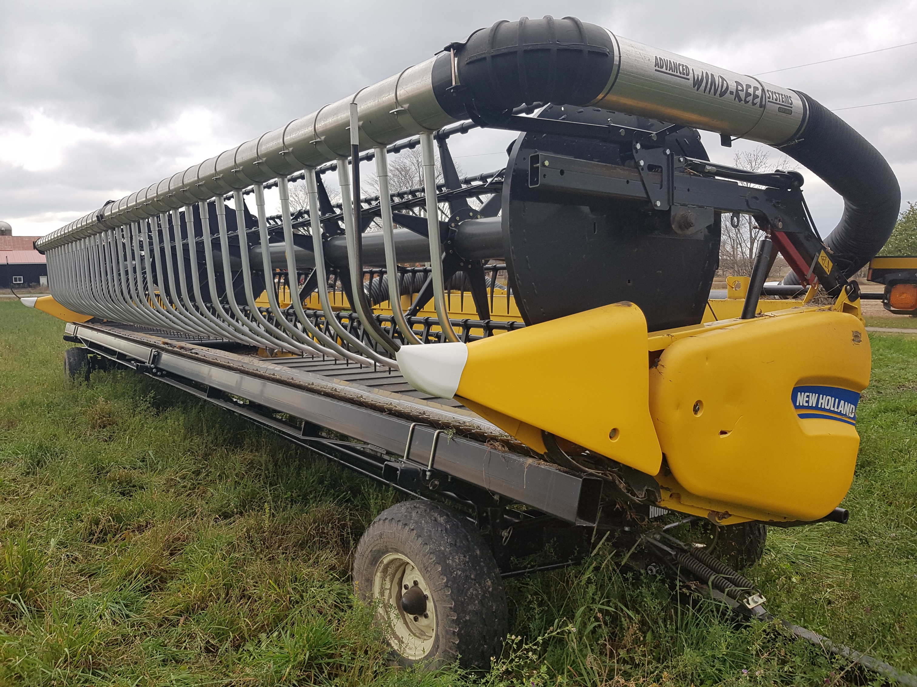 2014 New Holland 880CF-35 Header Combine