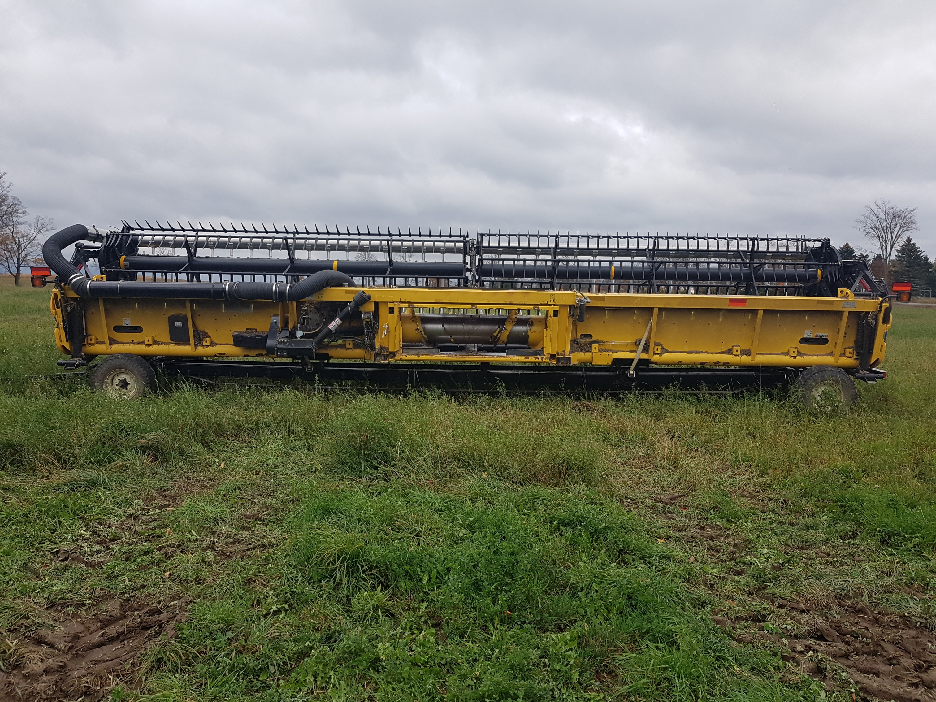 2014 New Holland 880CF-35 Header Combine