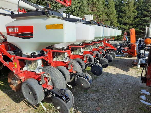 2013 White 8186 Planter