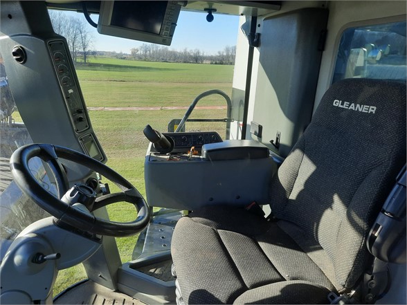 2011 Gleaner S67 Combine