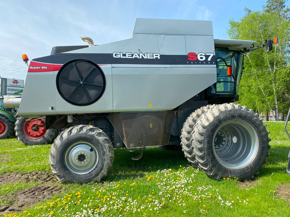 2011 Gleaner S67 Combine