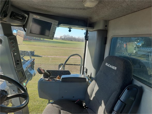 2011 Gleaner S67 Combine