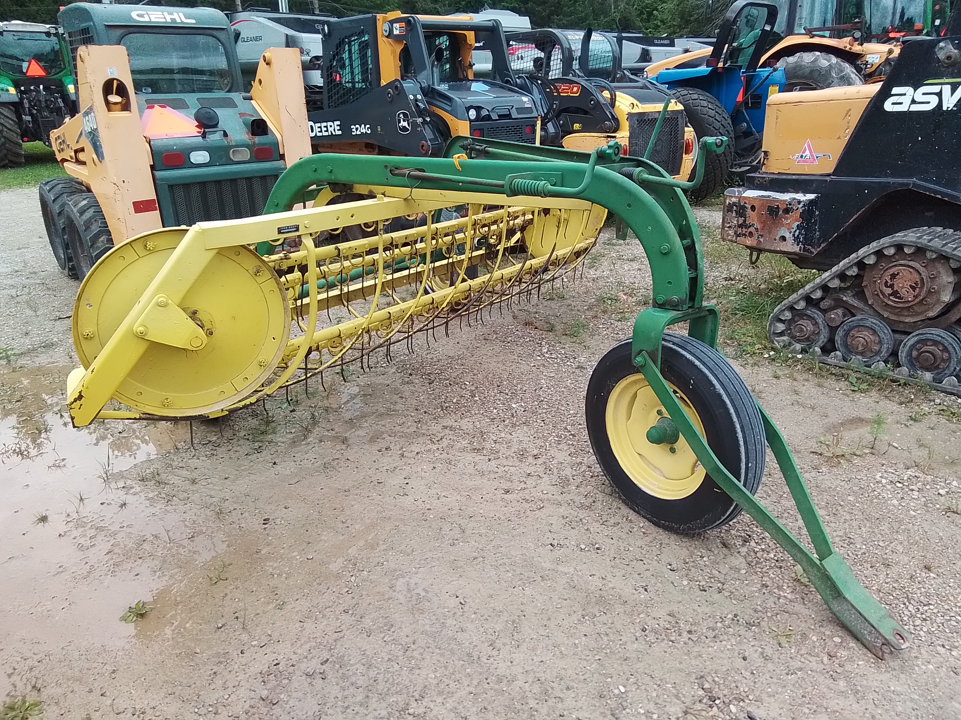 1985 John Deere 660 Rake