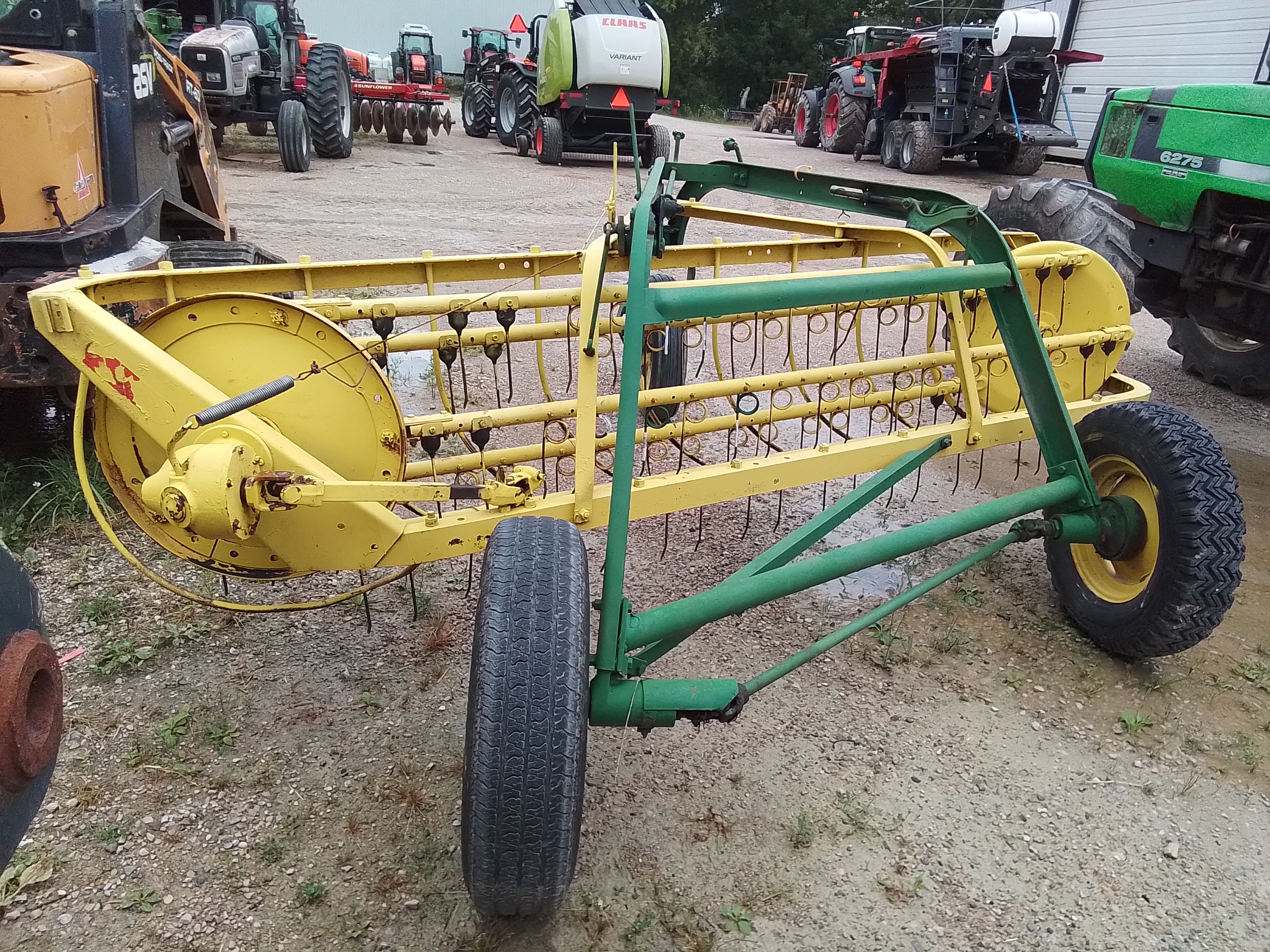 1985 John Deere 660 Rake