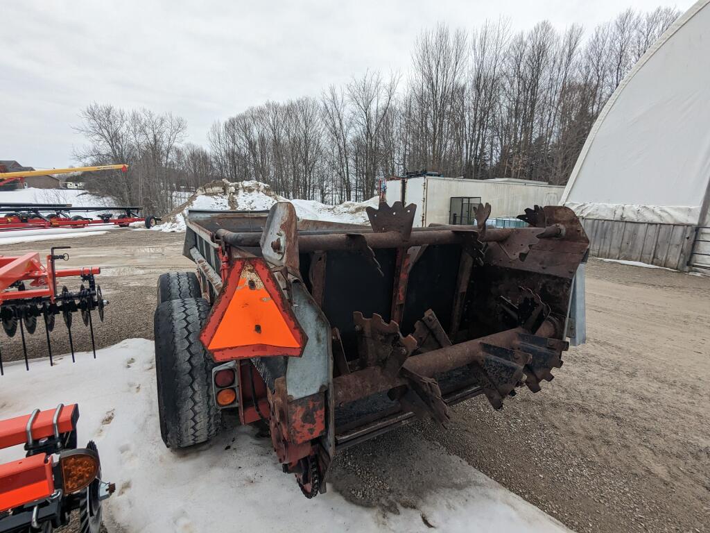 2012 New Idea 3743 Manure Spreader